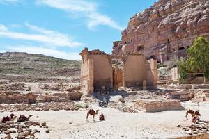 tempel van dusshares en onvoltooid graf in petra foto