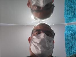 Mens vervelend coronavirus masker foto