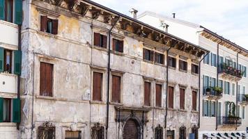 facade van oud stedelijk huizen in verona stad foto
