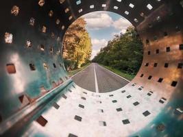 met bomen omzoomde weg door de tunnel foto