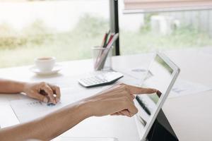 zakenvrouw wijzend op tablet-scherm foto