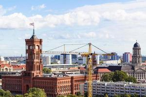 bovenstaand visie van berlijn stad met rotes rathaus foto