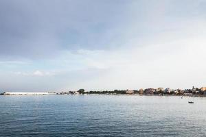 avond lucht over- haven en strand in giardini naxos foto