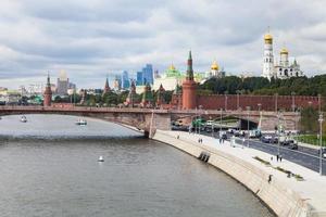 Moskou stad en het kremlin van drijvend brug foto