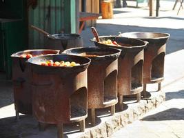 Koken van Tataars gerechten in buitenshuis cafe foto