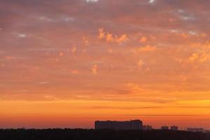 rood zonsopkomst wolken over- appartement huis foto