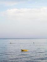 boot en kano's in de buurt waterkant in giardini naxos foto