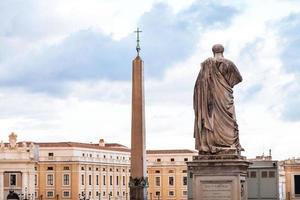 standbeeld apostel Pieter, obelisk Aan st peter plein foto