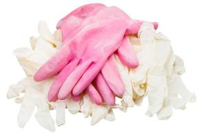 paar- gebruikt roze beschermend handschoenen Aan nieuw handschoenen foto