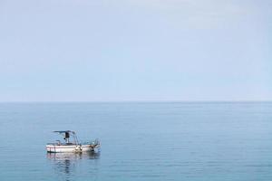 boot in Ionische zee in blauw avond schemering foto
