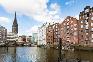 waterkant van nikolaifleet kanaal in Hamburg stad foto