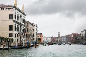 paleizen Aan groots kanaal in Venetië stad in regen foto