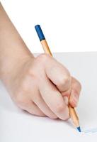 hand- schrijft door blauw potlood Aan vel van papier foto