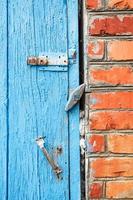blauw geschilderd houten deur met grendels foto