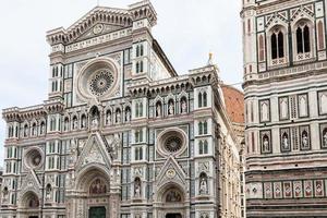 versierd facade van duomo en campanile, Florence foto