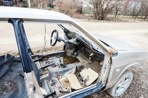 oud gedemonteerd auto Aan land weg foto