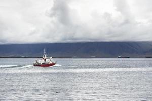 visie van boot in atlantic oceaan van reykjavik stad foto