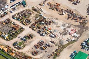 bovenstaand visie van auto's in land motor depot foto