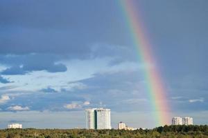 stedelijk horizon met regenboog foto