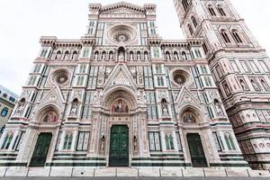 facade van Florence duomo en campanile in ochtend- foto