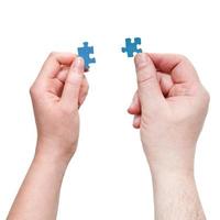 mannetje en vrouw handen met weinig puzzel stukken foto