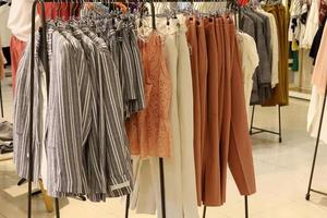 goederen en kleding zijn verkocht in een groot op te slaan in Israël. foto