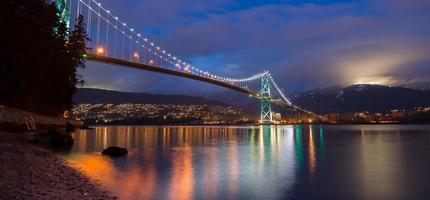 golden gate bridge 's nachts foto