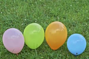 ballonnen Aan de gras foto