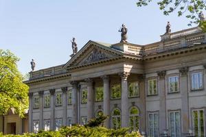 het lazienki-paleis in het lazienki-park, warschau. lazienki krolewski. foto