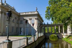 het lazienki-paleis in het lazienki-park, warschau. lazienki krolewski. foto