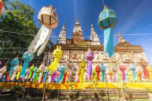 heldere en kleurrijke lanna-lantaarns hangen op yi peng festival in thailand