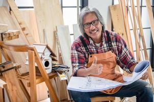 timmerman geven een duim omhoog bedrijf blauwdruk foto