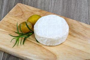 brie kaas met gele pruimen foto