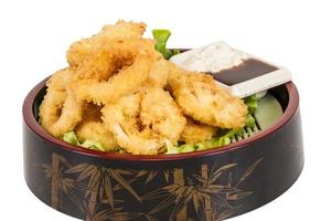 diep beslag gefrituurde inktvisringen calamares met groene salade foto