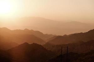 zonsondergang over lagen van bergketen foto