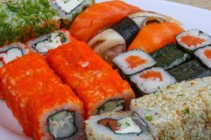 sushi reeks Aan de bord foto