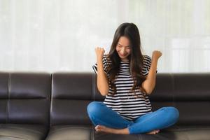 portret van gelukkige vrouw op de sofa foto