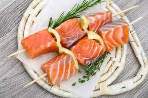 Zalm vleespen Aan houten bord en houten achtergrond foto