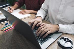 twee studenten die samen studeren foto