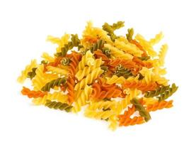 ongekookte pasta fusilli in verschillende kleuren, witte achtergrond foto