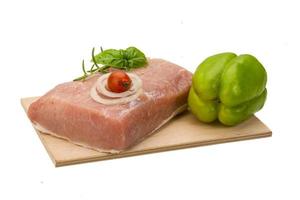 rauw varkensvlees met ui, basilicum en rozemarijn foto