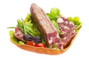 rijpe salami met salade, basilicum, ui en tomaat foto