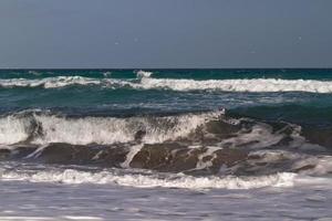 zee golven op de middellandse zee foto