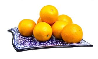 hoop sinaasappels in de schaal foto