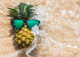 ananas en zonnebril bespat met golven