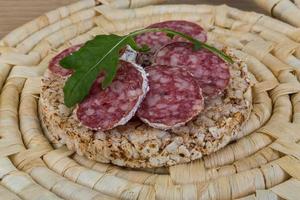 knäckebröd met salami foto