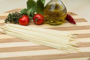 ei spaghetti Aan houten bord en houten achtergrond foto