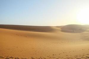 erg chebbi zandduinen met heldere blauwe lucht foto