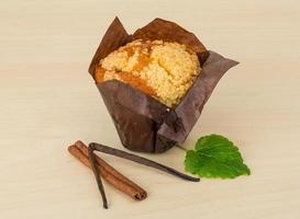 muffin Aan houten achtergrond foto