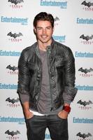 los angeles, 23 jul - josh henderson arriveert op de ew comic-con party 2011 op ew comic-con party 2011 op 23 juli 2011 in los angeles, ca foto